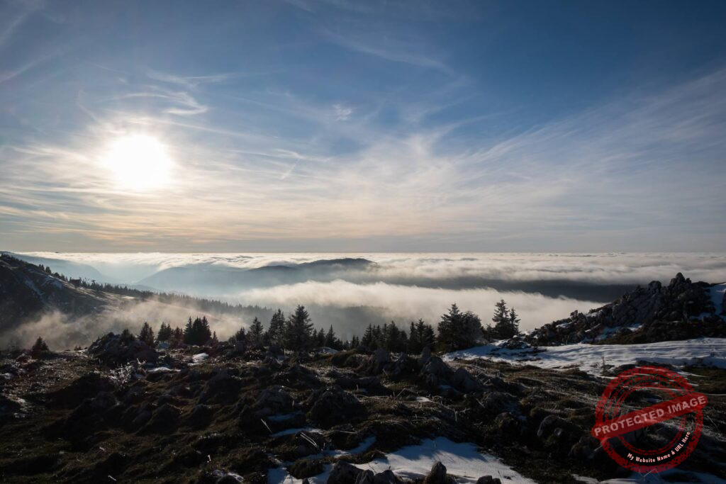 Soleil au-dessus des nuages, dans le Jura.