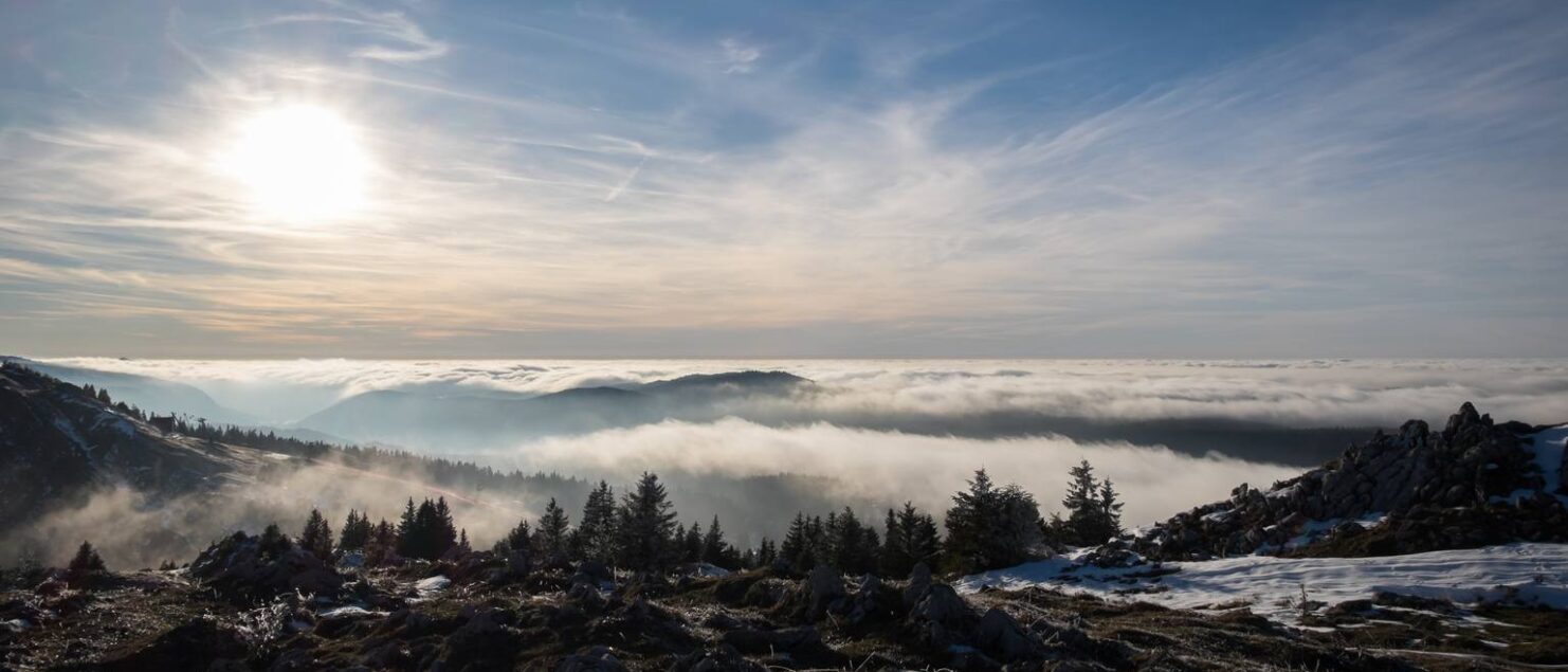 Soleil au-dessus des nuages, dans le Jura.